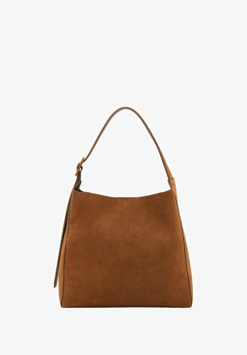 Hnedá semišová taška cez rameno s zakriveným vrchom, jedným popruhom a hladkou textúrou. Disponuje minimalistickým dizajnom a čistými líniami.
