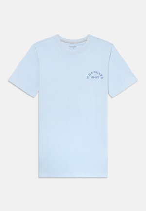 Lyseblå bomulds t-shirt med korte ærmer, prydet med "WRANGLER 1947" logo trykt i marineblå på venstre bryst. Klassisk rund hals design.