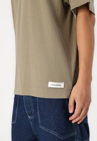 Abercrombie & Fitch PREMIUM CREW JOCKTAG - Jednoduché tričko - mermaid