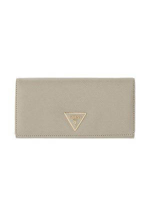 Portafoglio rettangolare beige con texture, con logo triangolare dorato Guess USA al centro della pattina anteriore, su sfondo bianco uniforme.