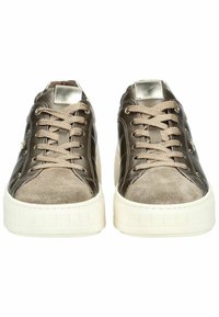 Sneaker in pelle marrone e suede con lacci beige, caratterizzati da un accento metallico sulla linguetta e una suola in gomma bianca.