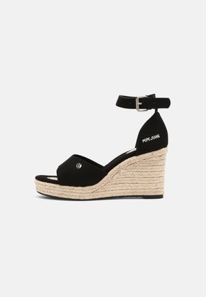 Sort kile-sandal med flettet jutesål, ankelrem med sølvspænde og åben tå, mærket Pepe Jeans på hælkappen.