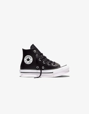 Scarpa da ginnastica Converse nera alta con suola bianca, puntale e toppa con logo sul lato, lacci parzialmente slacciati su sfondo bianco.