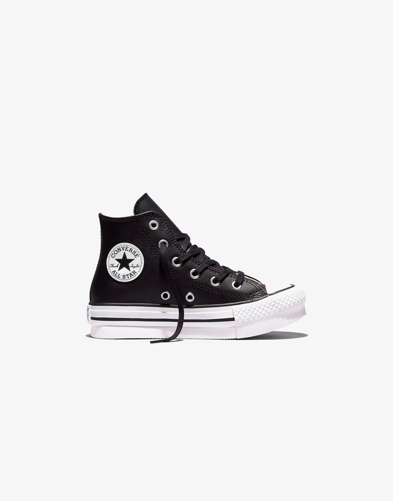 Zwarte hoge Converse sneaker met witte zool, neuskapje en logopatch aan de zijkant, veters deels losgemaakt op een witte achtergrond.