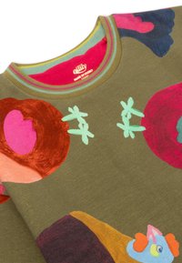 Olijfgroene sweatshirt met meerkleurige abstracte patronen. Bevat een geribbelde kraag met contrasterende kleuren en zachte katoen.