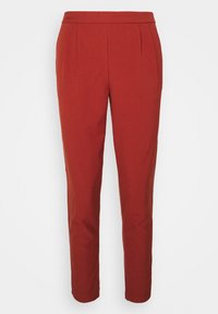 Pantalon rouge sur mesure en tissu lisse. Il présente un devant plat avec des plis et une jambe étroite et effilée. Taille standard sans aucune ferrure visible.