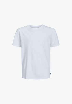 Veste polaire zippée marine et noire avec col haut, logo sur la poitrine, associée à un jean en denim bleu clair et des baskets marines.