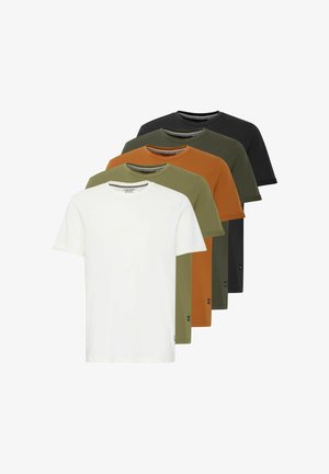 Vijf katoenen t-shirts met ronde hals in wit, oranje, olijfgroen, donkergroen en zwart. Elk t-shirt heeft korte mouwen en een rechte zoom.