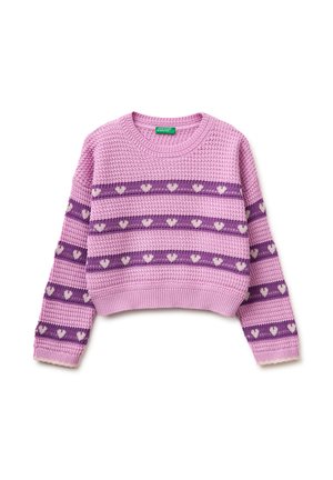 Levandulový krátký pletený svetr s fialovými pruhy a bílými srdíčkovými vzory na těle a rukávech, s kulatým výstřihem.