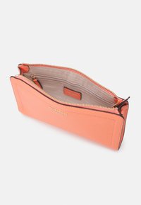 kate spade new york KNOTT PEBBLED SMALL CROSSBODY - Borsa a tracolla - melon ball