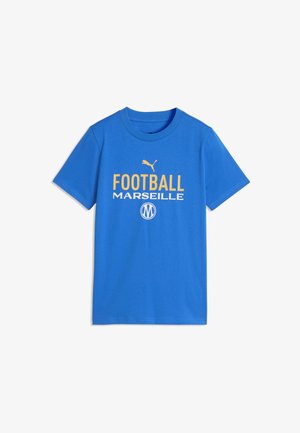 Blaues T-Shirt mit kurzen Ärmeln, gelbem Puma-Logo und gelbem sowie weißem Text mit der Aufschrift "Football Marseille" und einem runden "M"-Emblem darunter.
