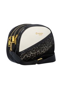 Kompakt sort-hvid crossbody taske med leopardprint-panel, gyldne lynlåse og justerbar sort strop, mærket Remonte.