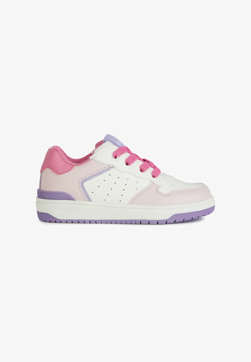 Zapatilla blanca con acentos en rosa y púrpura, que presenta un diseño perforado, cordones rosas y una suela de goma con banda de rodadura púrpura.