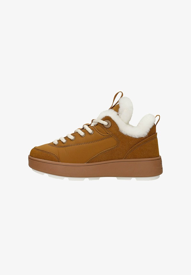 Bruine suède sneakers met witte nepbont voering, beige veters en een dikke bruine rubberen zool. Voorzien van een achterste lus en gestikte details.