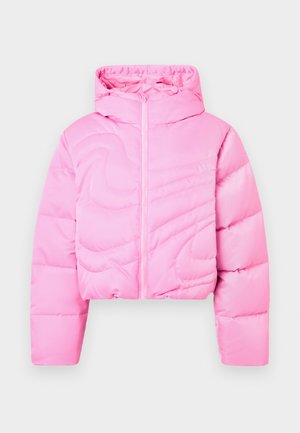 Doudoune courte rose avec capuche, dotée d'une fermeture éclair à l'avant, d'un design matelassé et d'une texture lisse.