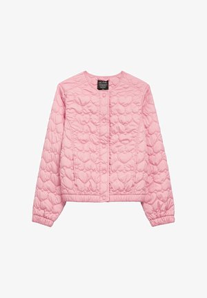 Pikowana różowa kurtka z okrągłym dekoltem, elastycznymi mankietami i dołem. Posiada wzory w kształcie serc i zapięcie na zatrzaski z przodu.