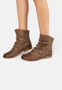 Felmini CLASH - Botines - camel