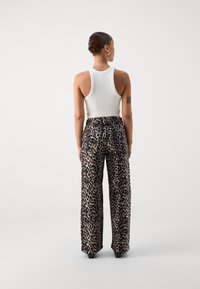 ONLY Petite ONLJUICY ANLIE WIDE - Traperice opuštenog kroja - black