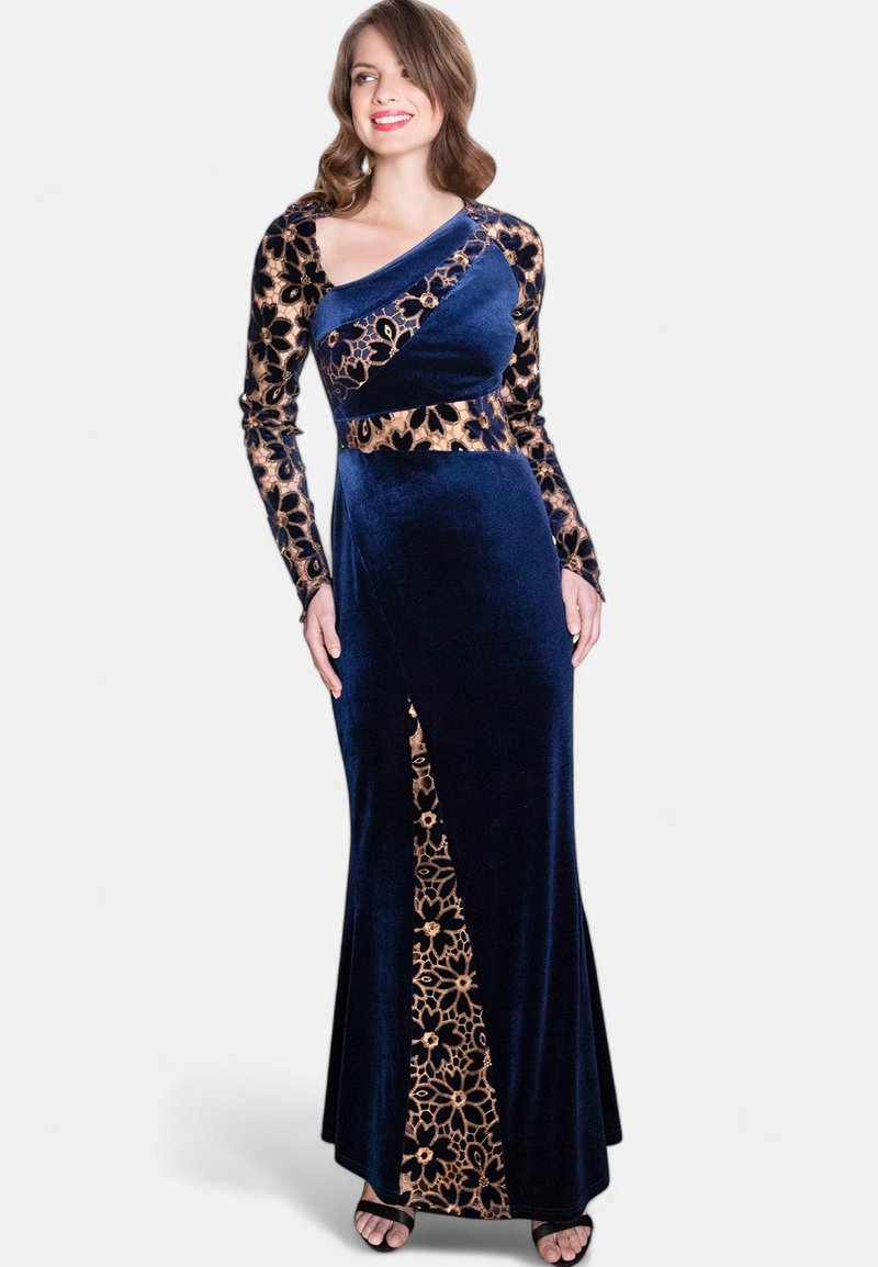 Lungo abito in velluto blu navy con un motivo floreale dorato sulle maniche e su un pannello laterale. Presenta un collo asimmetrico e una silhouette aderente.