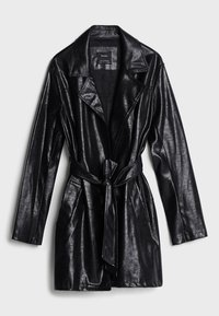 Czarny płaszcz z materiału sztucznej skóry, z paskiem, dużym kołnierzem, długimi rękawami i dwoma kieszeniami z przodu. Posiada błyszczącą teksturę i dopasowany krój.