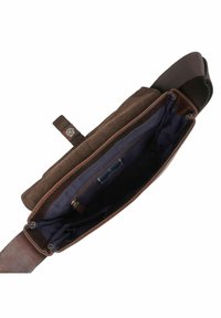 Borsa a spalla in pelle marrone e tessuto con un ampio interno blu scuro; presenta una chiusura a patta e una tracolla regolabile.