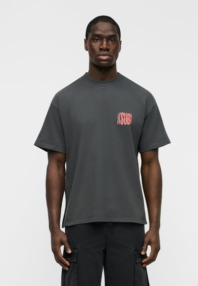 Ανθρακί βαμβακερό t-shirt με κοντά μανίκια, με ξεθωριασμένο κόκκινο λογότυπο στην αριστερή πλευρά. Χαλαρή εφαρμογή και στρογγυλή λαιμόκοψη.