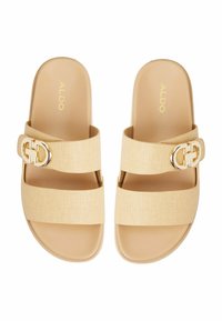 Sandali scivolati beige con due cinturini texturizzati, ognuno con una fibbia color oro. Cuscinetto per i piedi liscio e design semplice con punta rotonda.