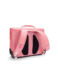 Bolso mensajero rosa con parte inferior negra, presenta un asa y una correa ajustable. Tela suave, detalles laterales con cortes y acentos reflectantes.