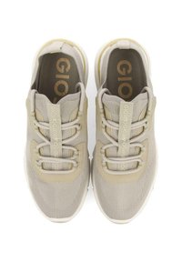 Zapatillas deportivas beige con una parte superior de malla texturizada, cordones elásticos y una suela de goma sólida. Logo impreso en el panel de los cordones.