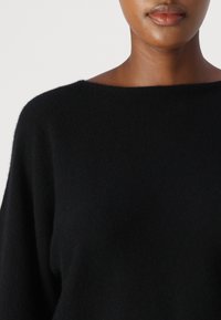 Johnstons of Elgin Jumper - black