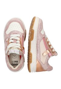 Roze en roségouden sport schoenen met een mix van suède, mesh en glitter; voorzien van witte veters, gouden accenten en een gestructureerde rubberen zool.