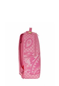 Zaino rosa con motivi a scacchi e mimetici. Presenta una cerniera superiore, una tasca laterale e un tessuto testurizzato. Compatto e dal design unico.