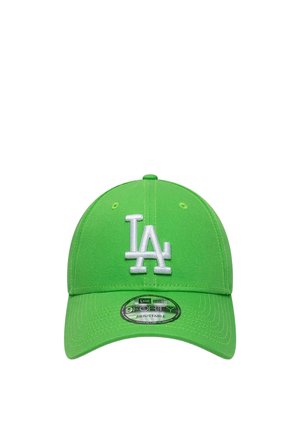 Berretto da baseball regolabile verde brillante con logo "LA" bianco ricamato al centro sopra la visiera e un adesivo rotondo sulla visiera.