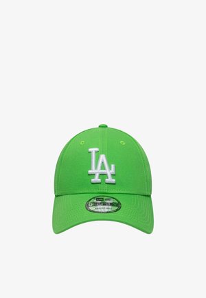 Berretto da baseball regolabile verde brillante con logo "LA" bianco ricamato al centro sopra la visiera e un adesivo rotondo sulla visiera.