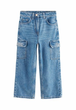 Pantalon cargo en denim bleu avec bouton à l’avant, passants de ceinture, deux poches latérales à rabat avec broderie blanche, et deux poches avant pour les mains.