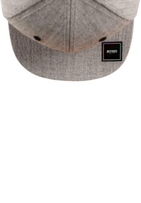 Grå baseballcaps med flat skjerm, laget av stoff med en strukturert overflate, og har et lite svart kvadratisk logopatch.