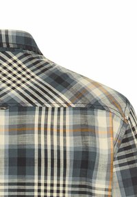 Herenoverhemd met ruitpatroon in een mix van blauw, grijs en wit met oranje accenten. Korte kraag, katoenen stof en verschillende ruitpatronen.