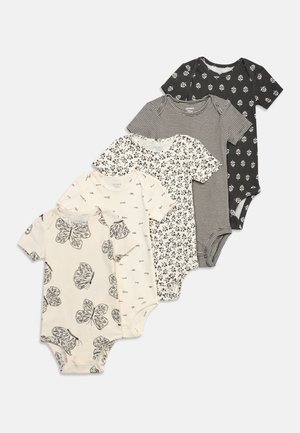 Fem kortærmede babybodyer i sort-hvide mønstre, inklusive sommerfugle, små tekster, blade, striber og blomsterdesigns.