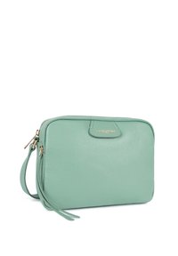 Pochette in pelle verde menta con una trama liscia, chiusura con zip e tracolla rimovibile. Accento del logo in tonalità oro sul davanti.