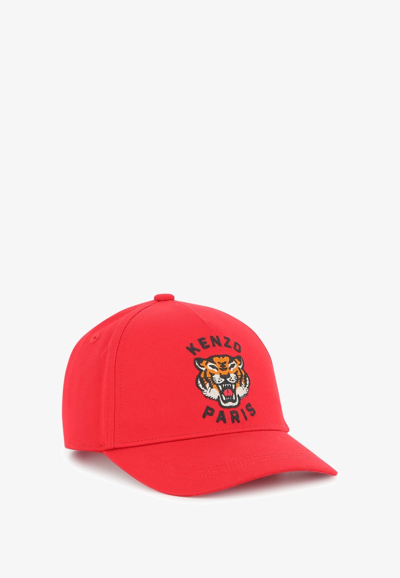 Casquette de baseball rouge avec une visière courbée, ornée d'un motif de tigre brodé et du texte "KENZO PARIS" en noir autour du design.