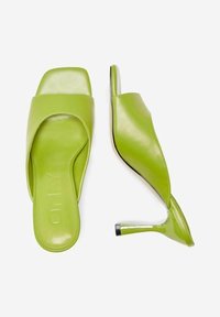 Zelené lakované kožené muly na vyšším podpatku s otevřenou špičkou a širokým páskem. Mají štíhlý stiletto podpatek a hladký povrch.