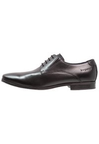 Zapato de cuero negro con un diseño elegante, punta afilada y cierre con cordones. Incluye acentos texturizados y un logotipo sutil en el tacón.