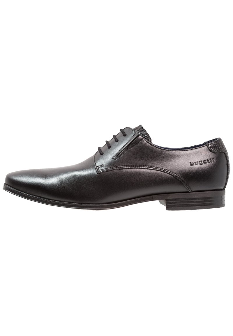 Zapato de cuero negro con un diseño elegante, punta afilada y cierre con cordones. Incluye acentos texturizados y un logotipo sutil en el tacón.
