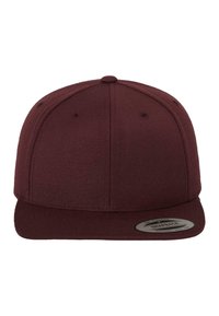 Burgundi snapback sapka, struktúrált anyagból készült. Lapos karimával, hat paneles dizájnnal rendelkezik, és egy ezüst logós matricával van ellátva a napellenzőn.