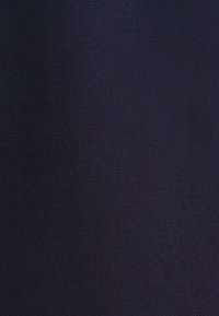 Tissu bleu marine foncé avec un motif de tissage diagonal fin et une texture lisse.
