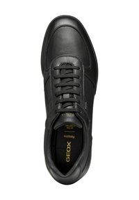 Sneaker in pelle nera con punta arrotondata, lacci piatti e suola in gomma testurizzata. Marchio "GEOX" visibile sulla soletta.