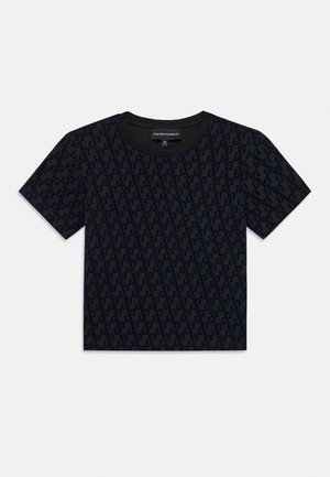 Schwarzes T-Shirt mit einem wiederholenden Muster des dunkelben EA-Logos. Rundhalsausschnitt und kurze Ärmel, aus weichem Stoff gefertigt.