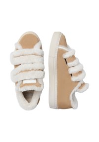Sneaker in suede beige con tre cinturini foderati in pelliccia, suole in gomma bianca e una superficie testurizzata. Presenta una fodera interna liscia.