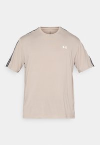 Beige t-skjorte med korte ermer og rund hals, med svarte striper på sidene og en hvit logo på brystet. Laget av lett stoff.