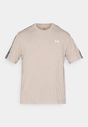 T-shirt bege de manga curta com decote redondo, apresentando riscas laterais pretas e um logótipo branco no peito. Feito em tecido leve.